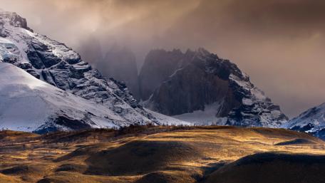 Golden Twilight Over Snowy Peaks wallpaper