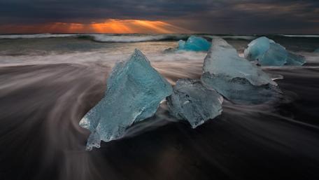 Majestic Ice Formations by the Shore wallpaper