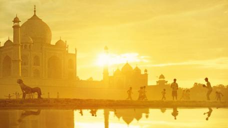 Local kids at Taj Mahal (Agra, India) wallpaper