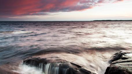 Serene Sunset Over the Ocean Waves wallpaper