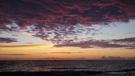 Vibrant Sunrise Over Tranquil Waterscape wallpaper