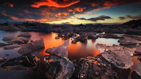 Majestic Icelandic Sunset Over a Glacier Lagoon wallpaper