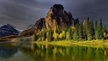 Majestic Mountain Reflection in Tranquil Lake wallpaper