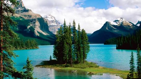 Majestic Mountain Lake View wallpaper