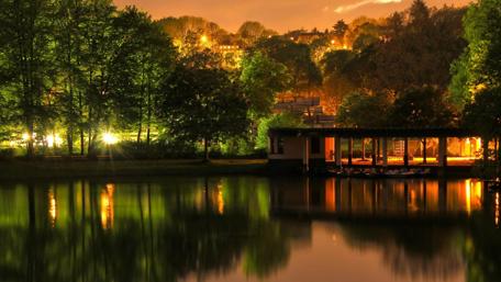 Serene City Night Reflections in Lake wallpaper
