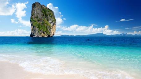 Majestic Island Paradise in Thailand's Blue Waters wallpaper