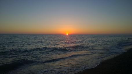 Serene Sunset Over Ocean Waves wallpaper