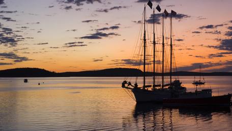 Serene Sunset Over Tranquil Waterscape wallpaper