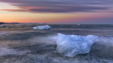 Jökulsárlón glacial lake, Vatnajokull National Park, Iceland wallpaper