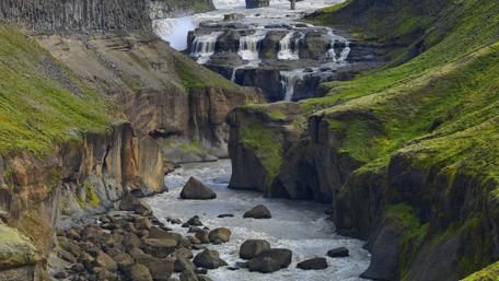 Majestic Waterfall in Dynkur Canyon wallpaper