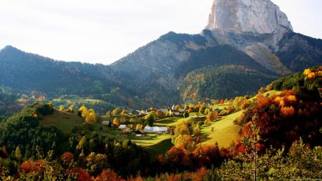 Scenic Autumn Bliss in Mountain Valley wallpaper