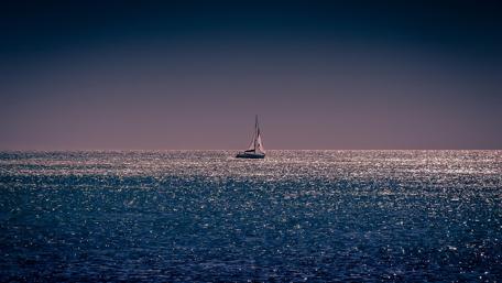 Twilight Serenity on the Ocean Waves wallpaper