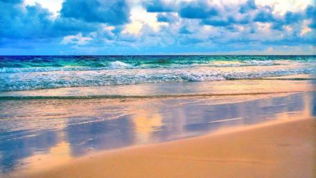 Tranquil Beach Waves at Sunrise wallpaper