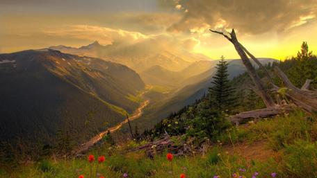 Majestic Mountain Valley at Sunset wallpaper