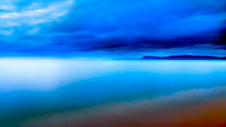 Misty Horizon Over Calm Waters wallpaper