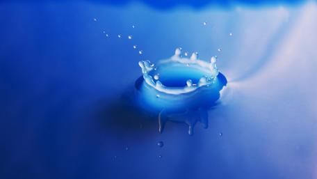 Gentle Blue Droplets Dance in Liquid Harmony wallpaper