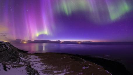 Majestic Northern Lights Over Tranquil Waters wallpaper