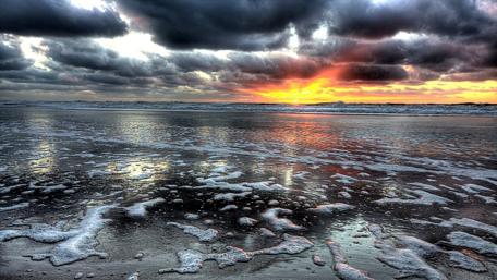 Serene Sunset Over Ocean Waves wallpaper
