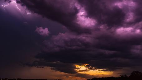 Purple Sky Fury: A Lightning Storm's Majesty wallpaper