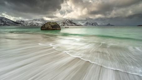 Serene Winter Seashore Views wallpaper