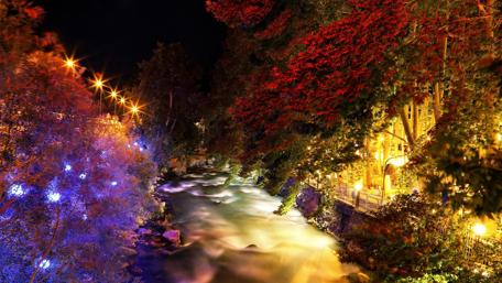 Nighttime Serenity in Chalos City Lights wallpaper
