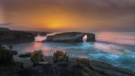Misty Sunrise at London Arch Coastline wallpaper