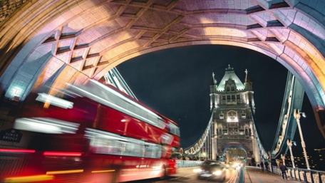 Red Bus on Tower Bridge wallpaper