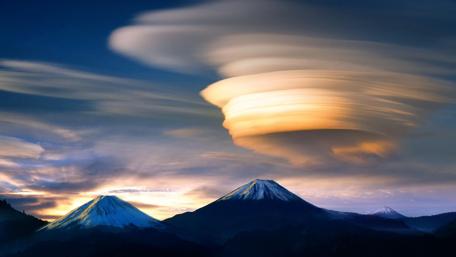 Strange phenomena in the sky wallpaper