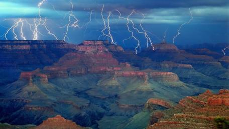 Lightning over the Grand Canyon wallpaper