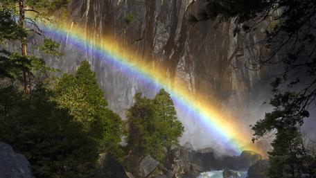 Rainbow at Yosemite Falls wallpaper