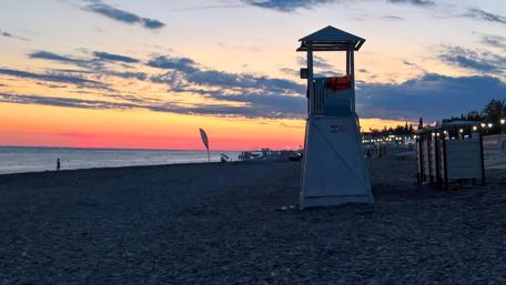 Serene Sunset by the Ocean Shoreline wallpaper