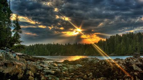Shines between the clouds wallpaper