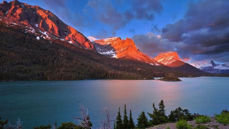 Saint Mary Lake in the morning ⛰️ wallpaper
