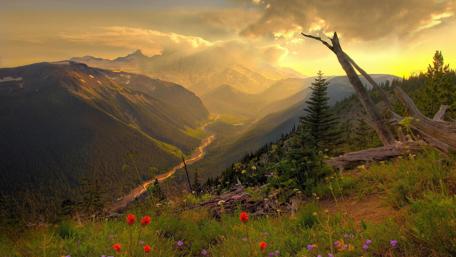 Mountain landscape in the morning sunrise wallpaper
