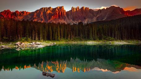 Sky-blue lake in Karersee, Italy ⛰ wallpaper