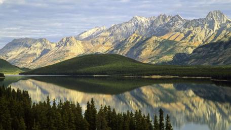 Mountain range reflected on the lake in Canada ⛰️ wallpaper