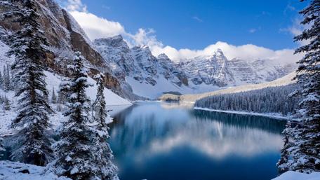 Moraine Lake - Valley of the Ten Peaks in winter ⛰️ wallpaper