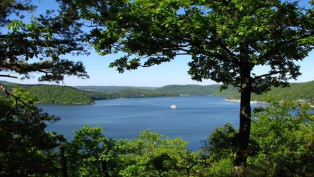 Amazing lakeside landscape wallpaper