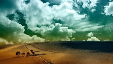 Spectacular skies in the sunset above the field wallpaper
