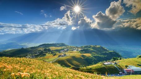 ☀️ Sunrays on the summer sky wallpaper