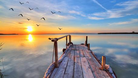 Sunrise over the lake wallpaper
