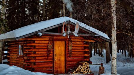 Winter log cabin in Alaska wallpaper