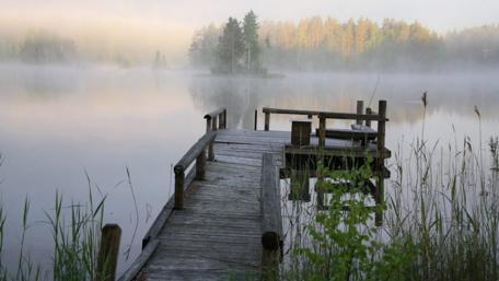 Wooden pier above the lake wallpaper