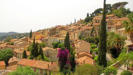Sunny Bormes-les-Mimosas in Provance wallpaper