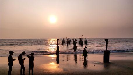 People at the beach wallpaper