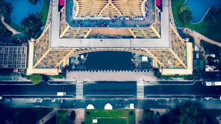 Bird's eye view of Eiffel Tower wallpaper