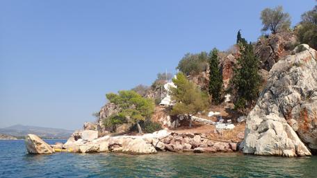 Serene Coastal Escape Amidst Nature's Beauty wallpaper