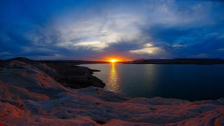 Sunrise over the Lake Powell wallpaper