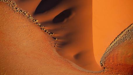 Flying over the desert wallpaper