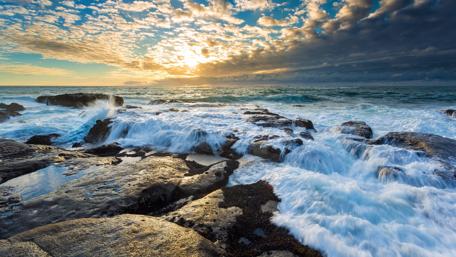 Sunrise over the ocean wallpaper
